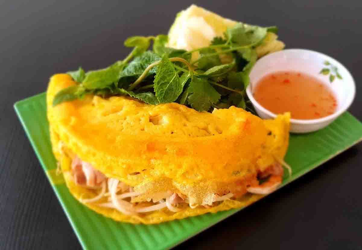 Bánh xèo - món ăn dân dã của người Việt.
